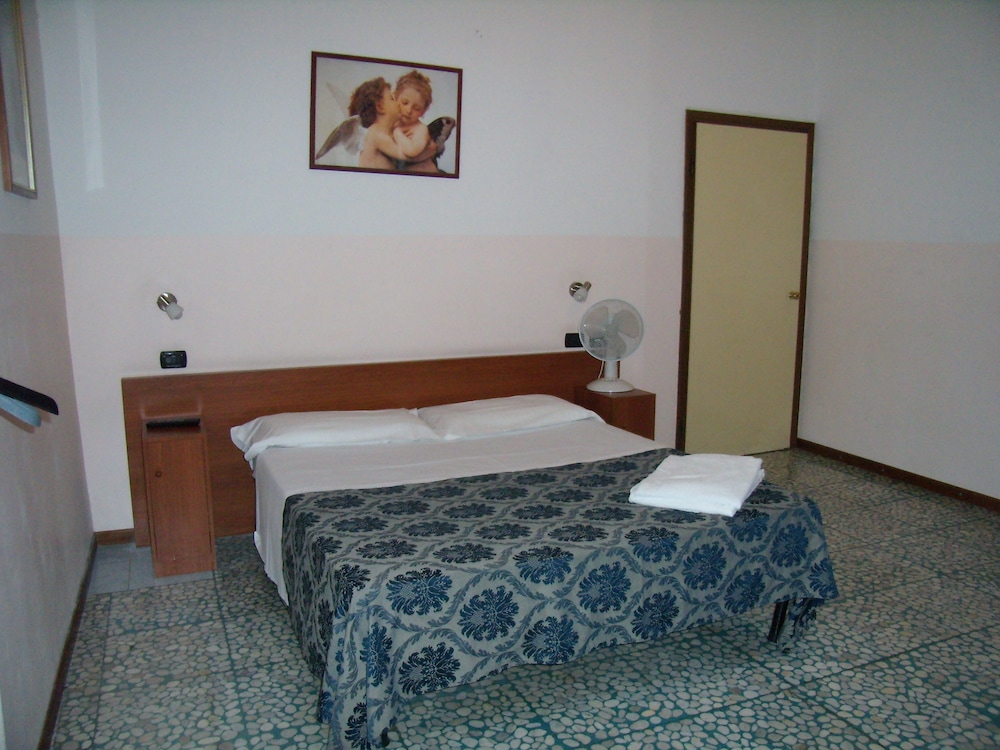 Double Room Single Use, Shared Bathroom