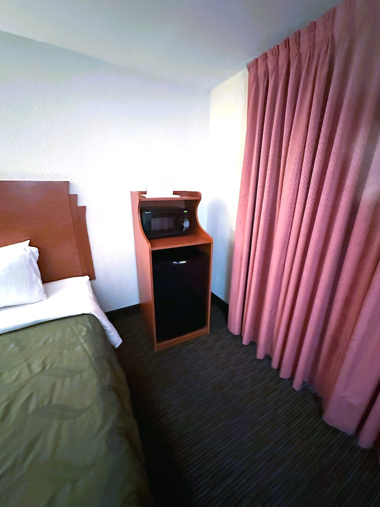 Standard Room, 1 Queen Bed, Non Smoking, Pets Allowed - Photo 3