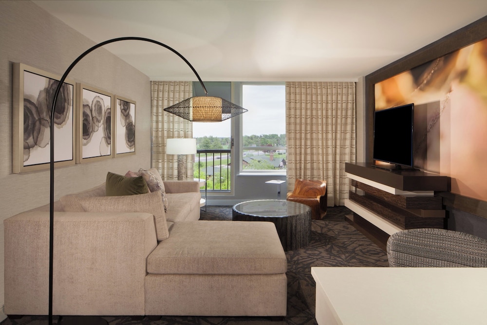Executive Suite, 1 King Bed (SW-M) - Photo 1