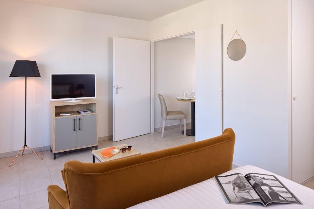 Standard Room, 1 Queen Bed, Non Smoking photo 3