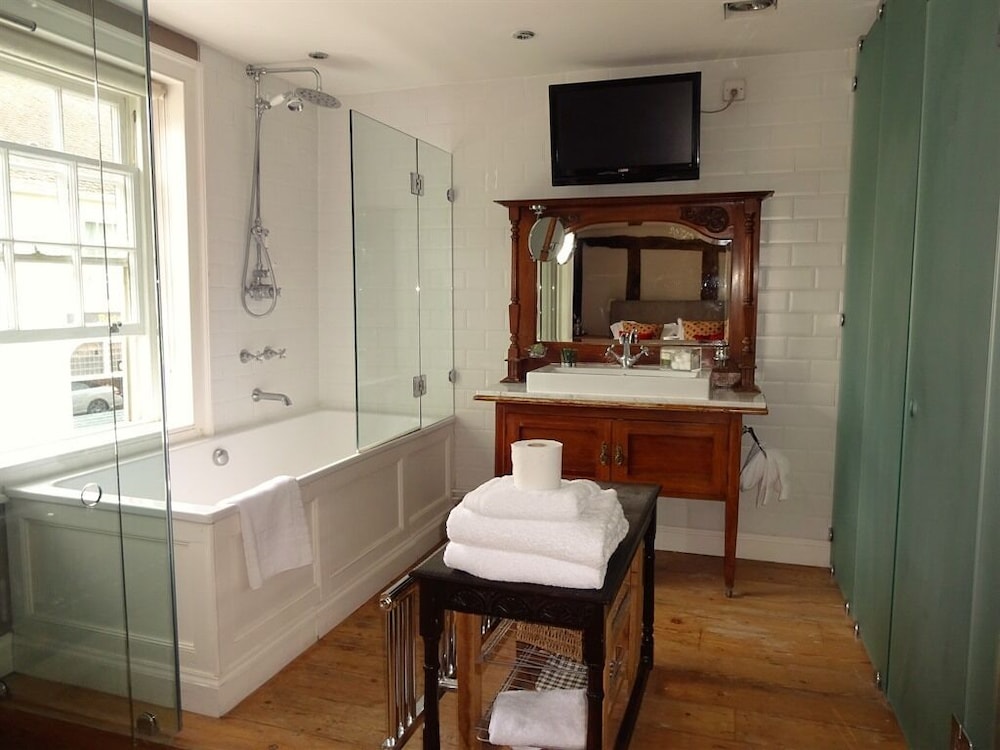 Deluxe Double Room, Ensuite (KING) - Photo 3