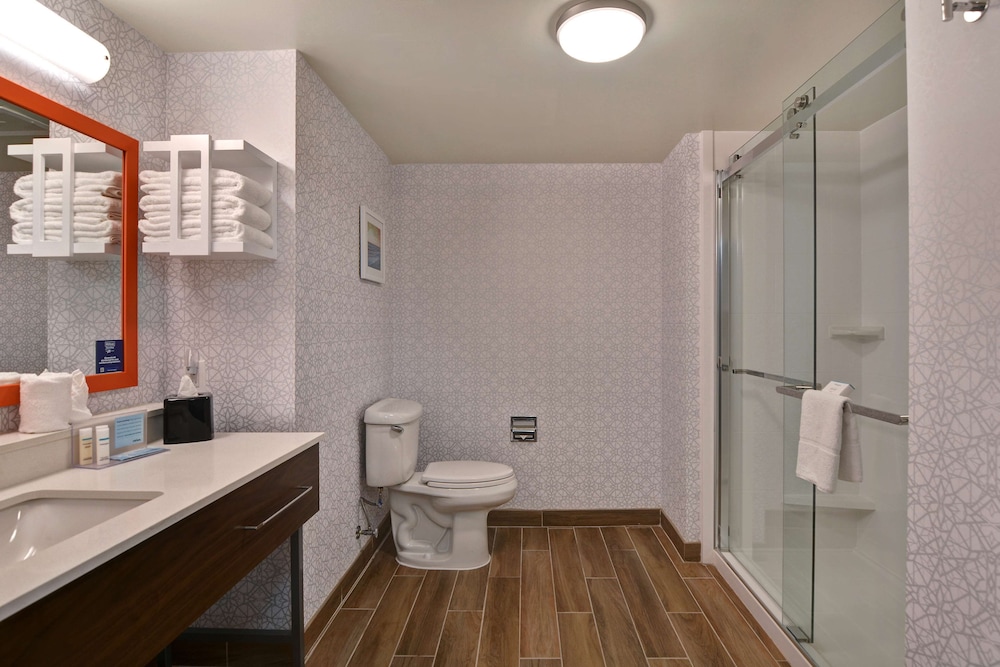 1 King Bed W/Sofabed and Shower Only NonSmoking - Photo 4