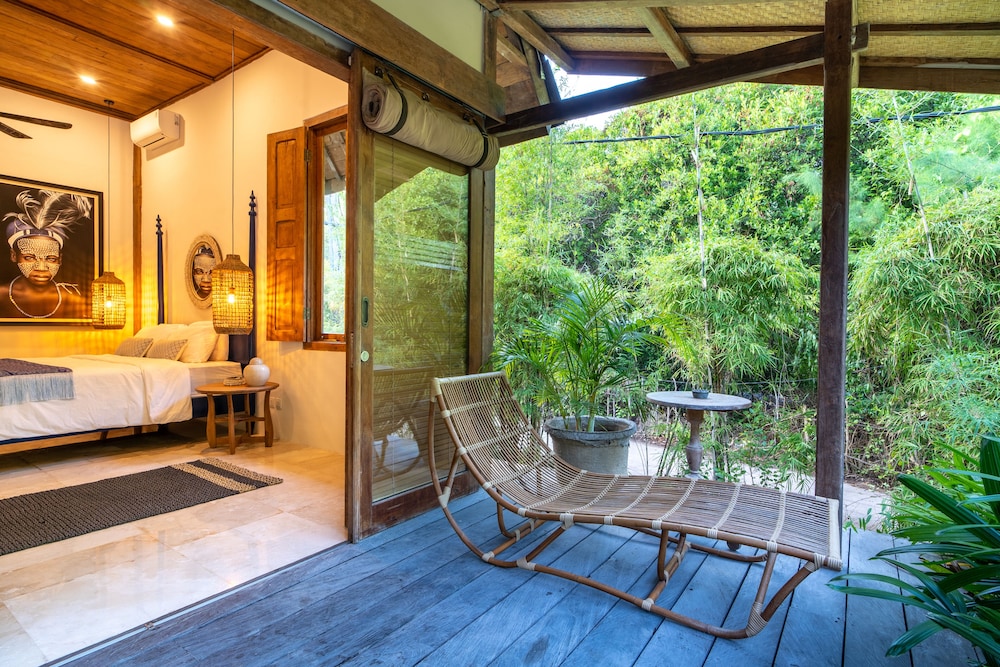 Superior Suite, 1 King Bed, Beach View photo 3