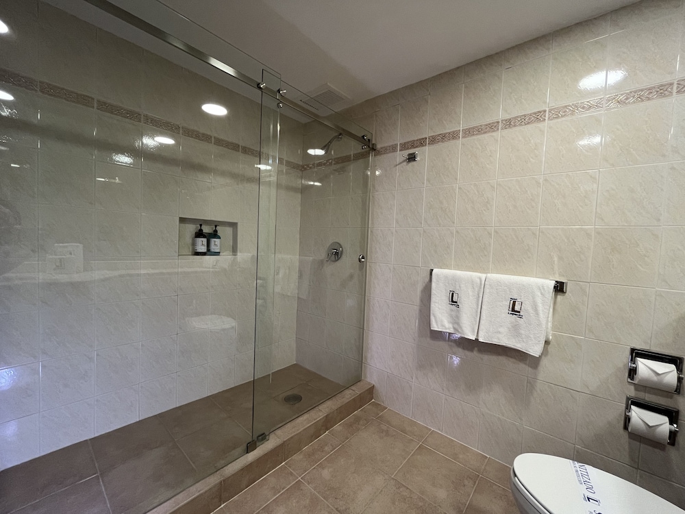 Suite - Photo 12