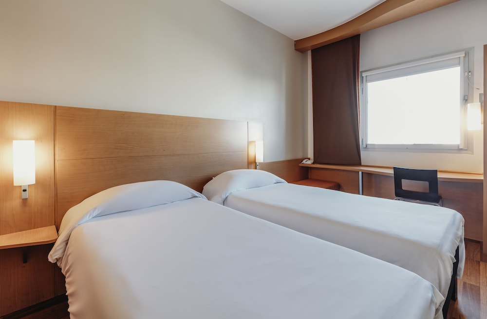 Standard Room, 2 Twin Beds photo 3