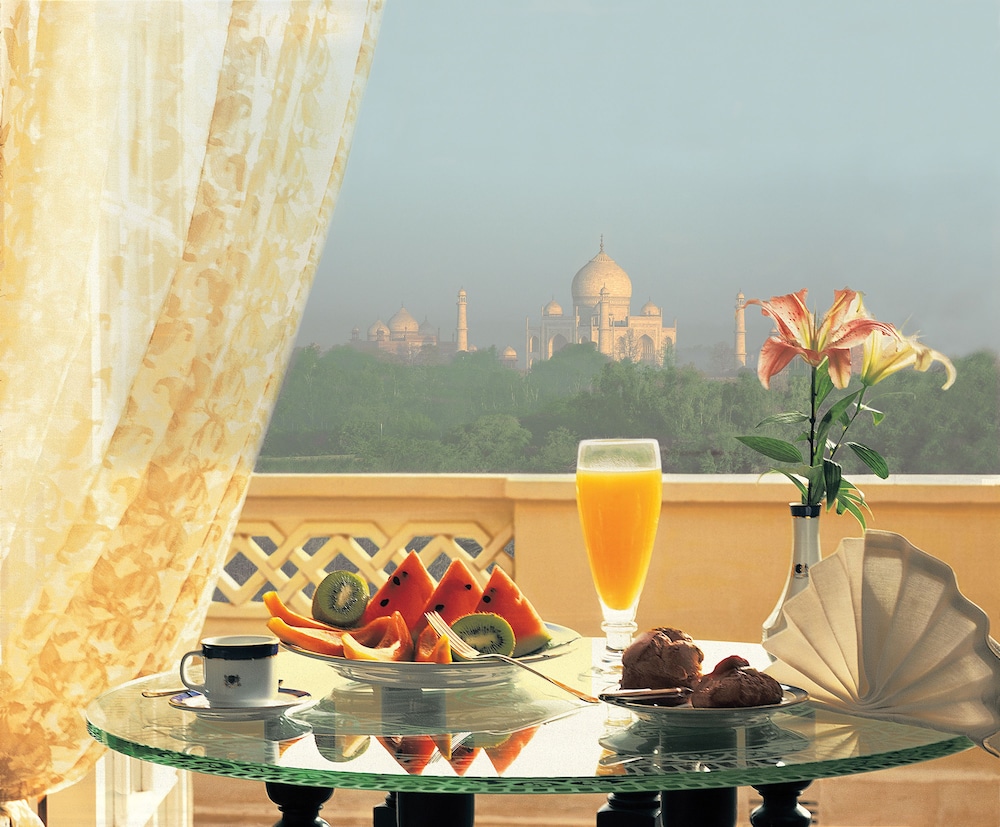 Premier King Room with One King Bed and Balcony (Non Smoking) thumbnail 5