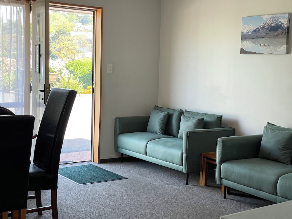 2 Bedrooms Unit 1 photo 2