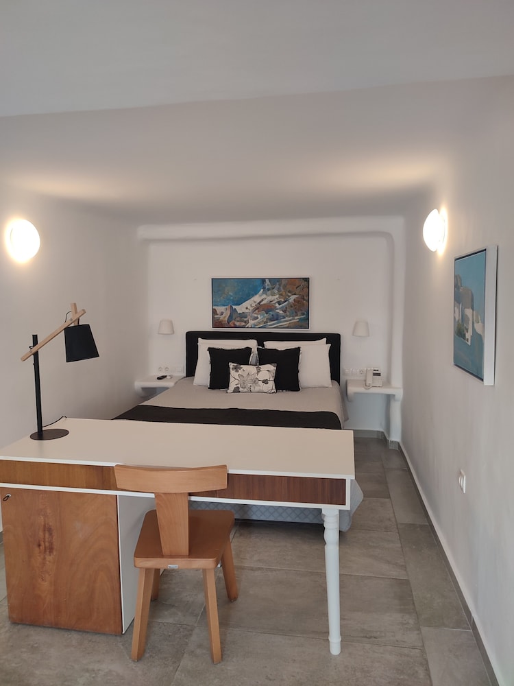 Executive Suite with Plunge Pool & Caldera View - Photo 1