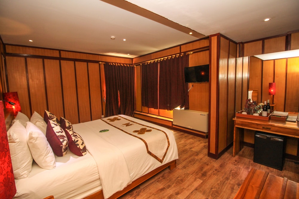 Two Bedroom Family Suite - Photo 11