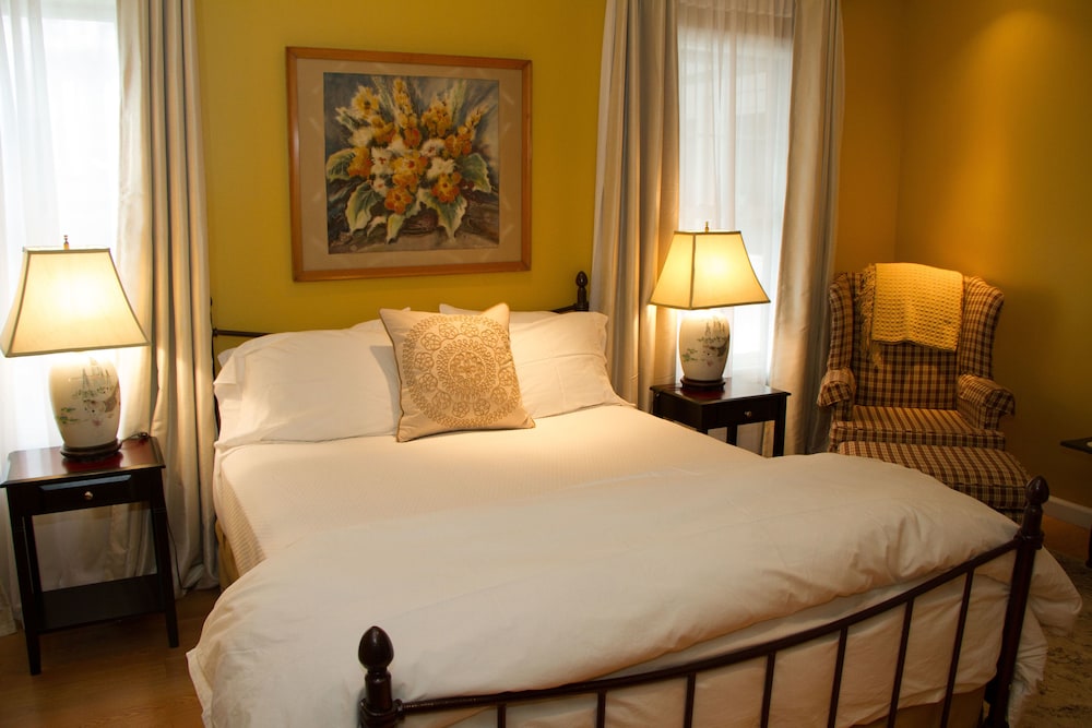 Room, 1 Queen Bed, Accessible (The Smithfield Room)