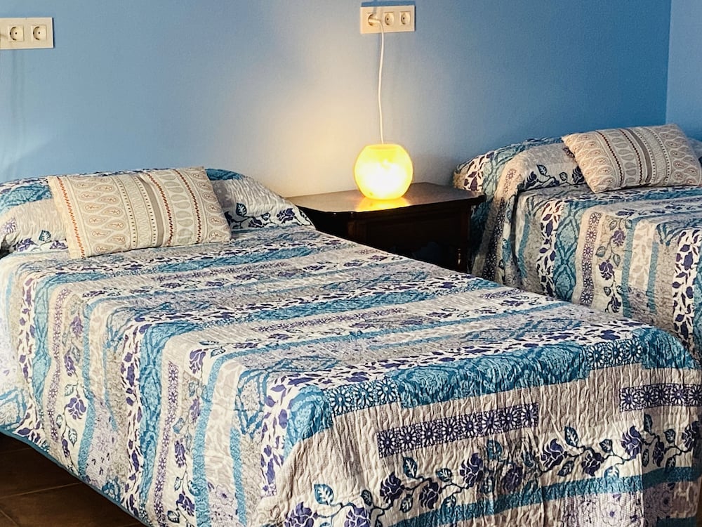 Double Room, 3 Twin Beds, Private Bathroom photo 2