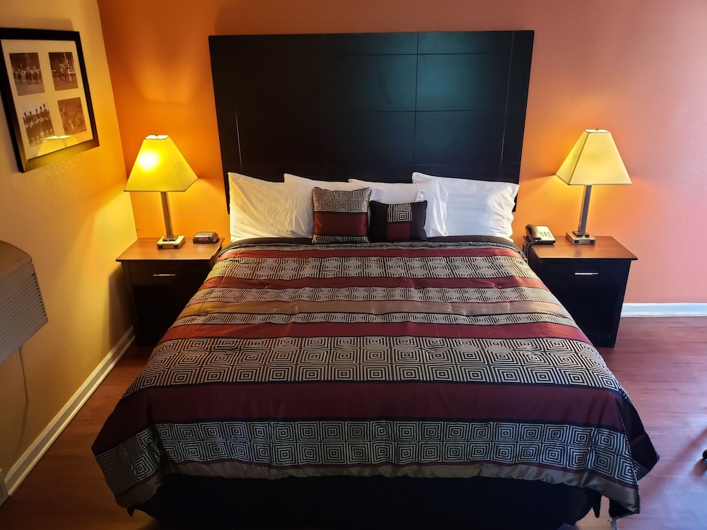 Suite, 1 King Bed, Jetted Tub, Smoking photo 2