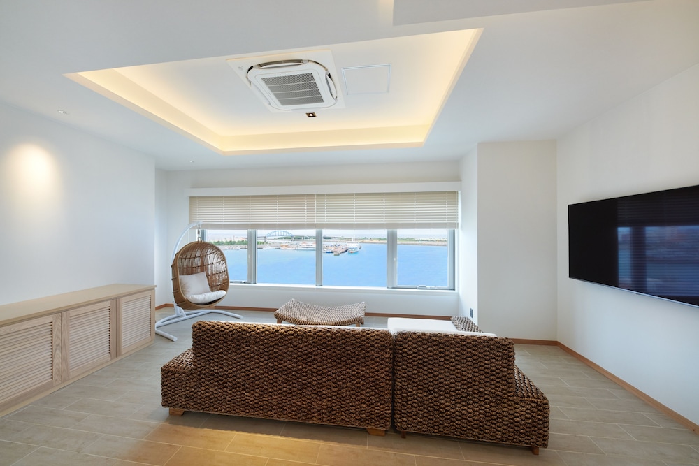 Wide-living Junior Suite, Non Smoking, Sea View