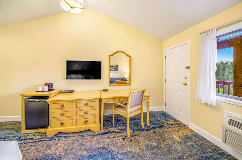 Standard Room, 2 Queen Beds, Balcony, Lake View photo 3