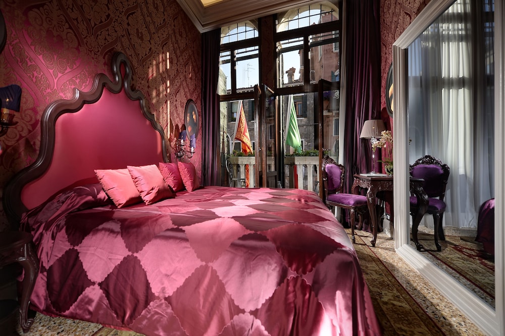 Suite, Canal View