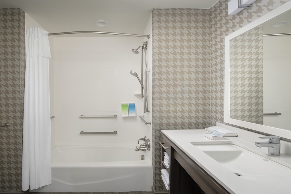 Studio, 1 King Bed, Accessible, Bathtub photo 2
