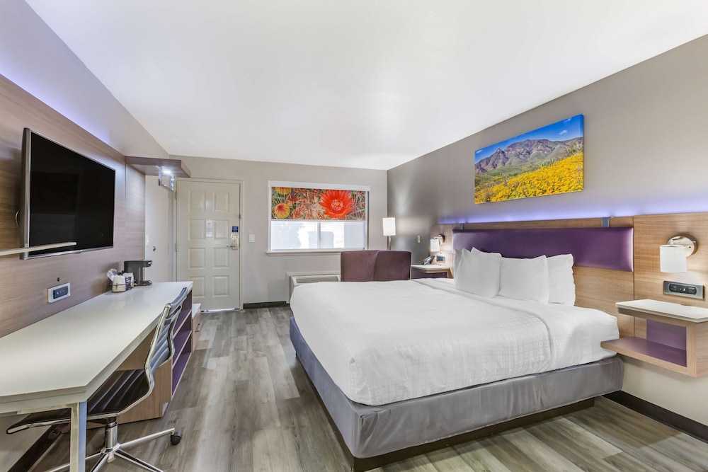 Standard Room, 1 King Bed, Accessible, Refrigerator & Microwave - Photo 4