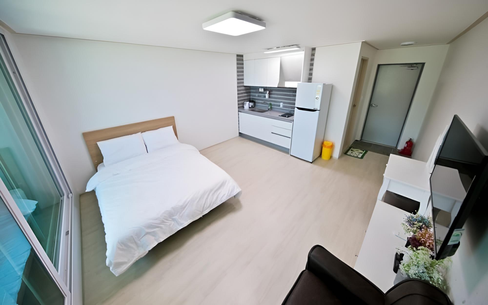 Room (302) photo 2