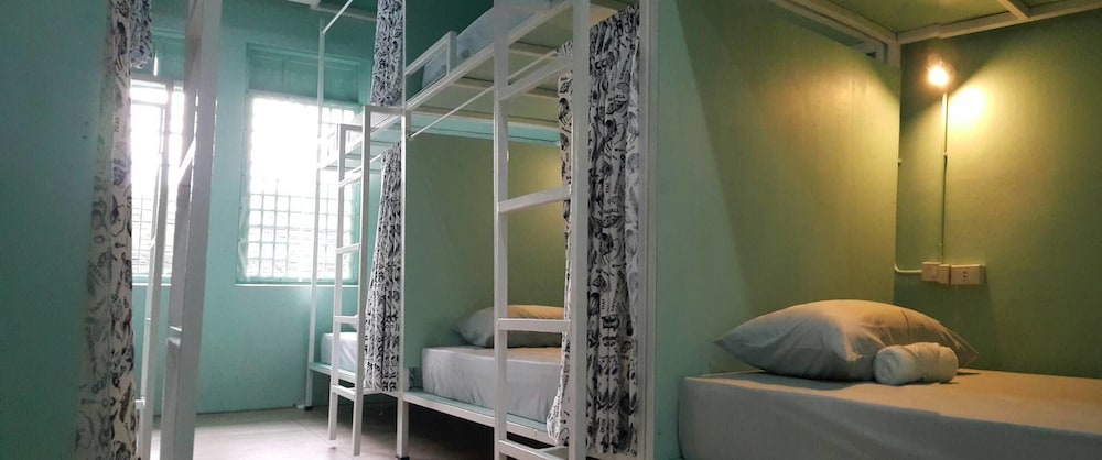10-Bed Female Dormitory with Shared Bathroom photo 1