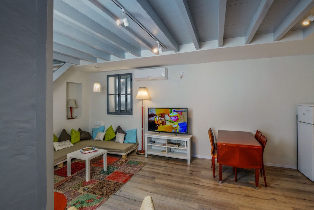 City Apartment, 3 Bedrooms, Courtyard Area photo 1
