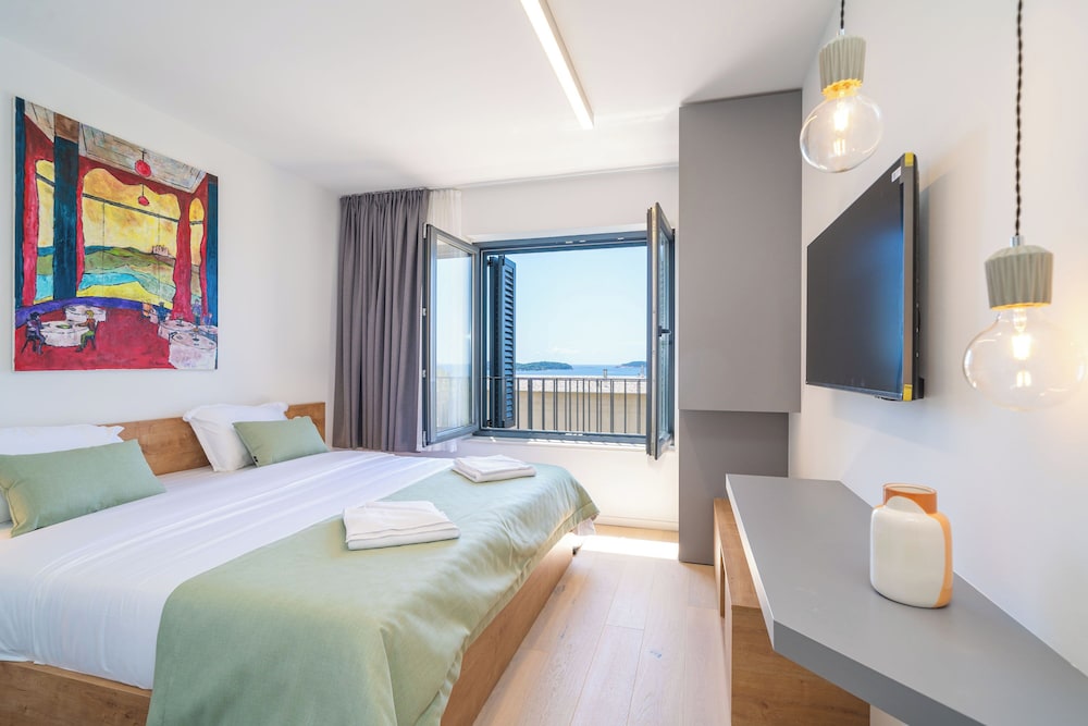 Deluxe Apartment, 3 Bedrooms, Sea View photo 2