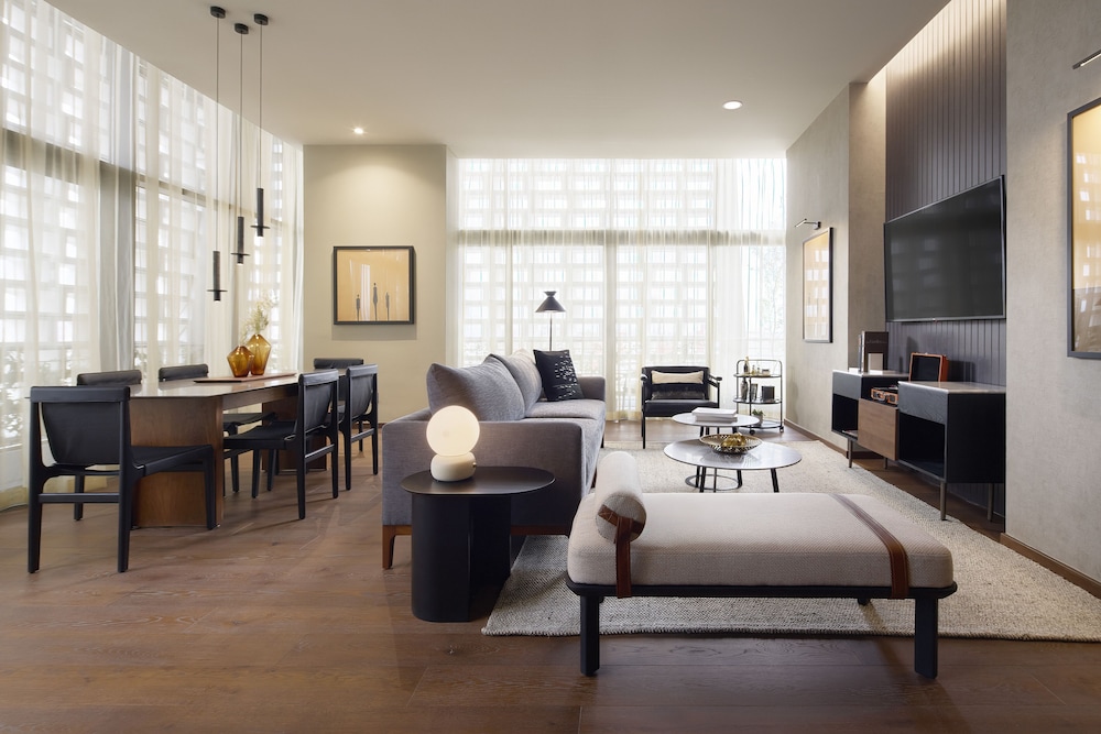 Luxe Apartment - Photo 1