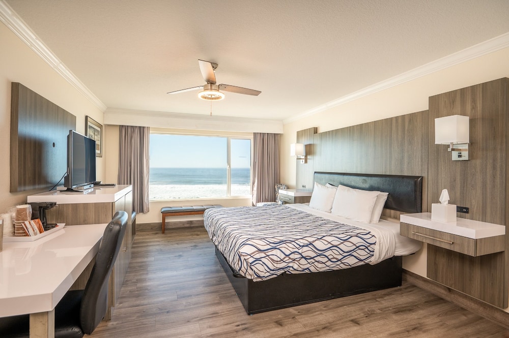 Standard Room, 1 King Bed, Oceanfront - Photo 6