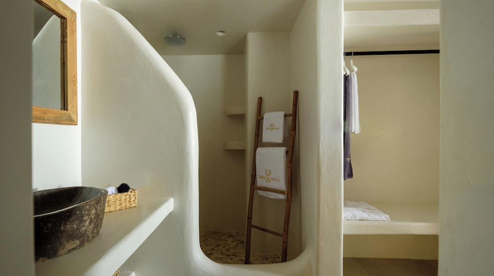 Standard Double Room - Photo 13