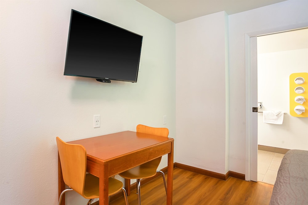 Standard Room, 1 King Bed, Accessible, Non Smoking