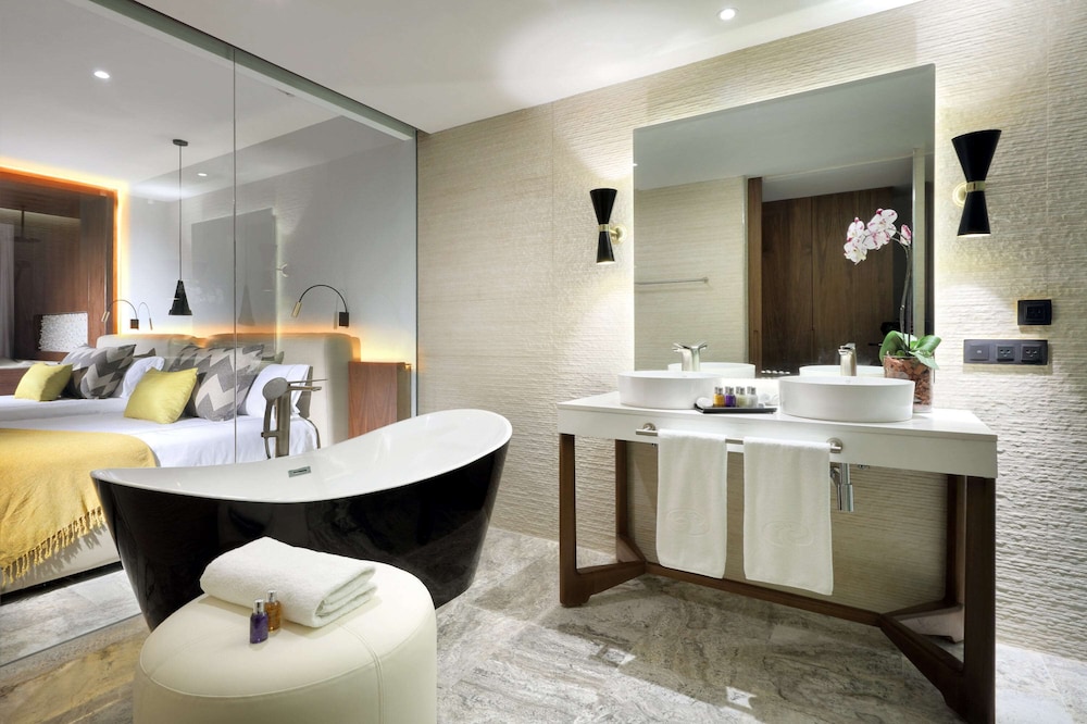 Junior Suite Pool Access
