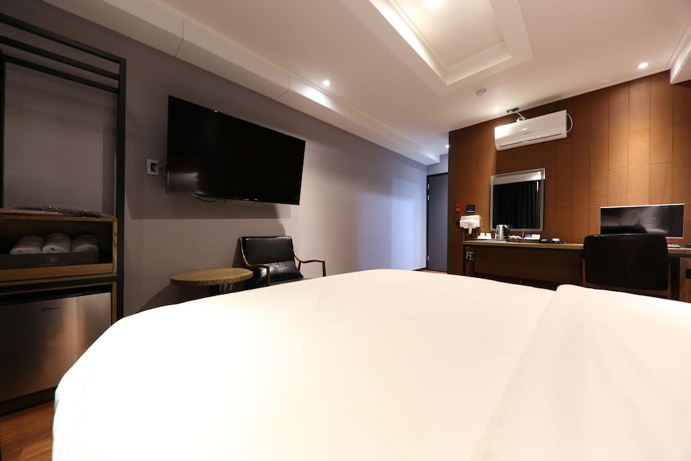 Deluxe Room - Photo 10