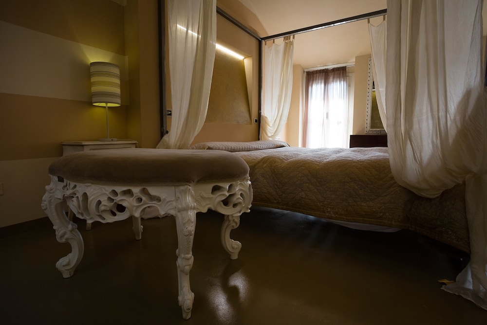 Luxury Suite, 1 King Bed, Bathtub photo 3