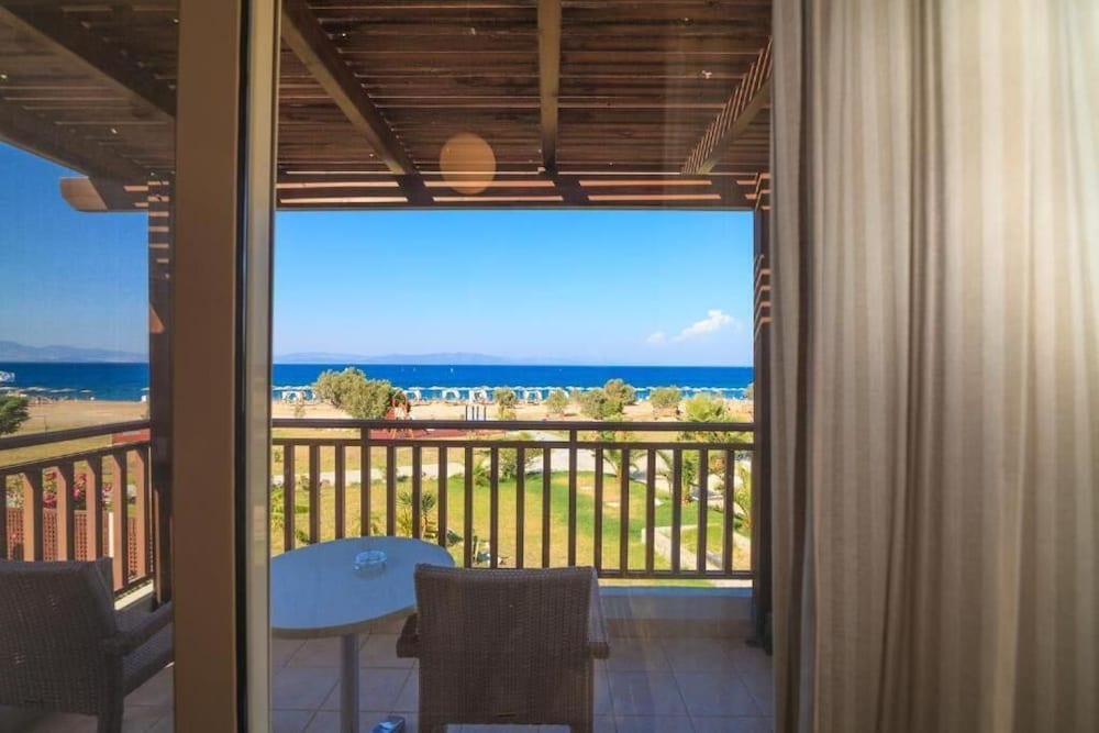 Sea View Twin Room - Photo 4
