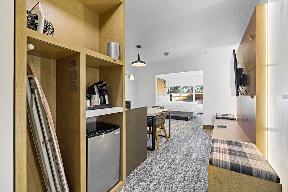 Deluxe King Suite - Accessible photo 2