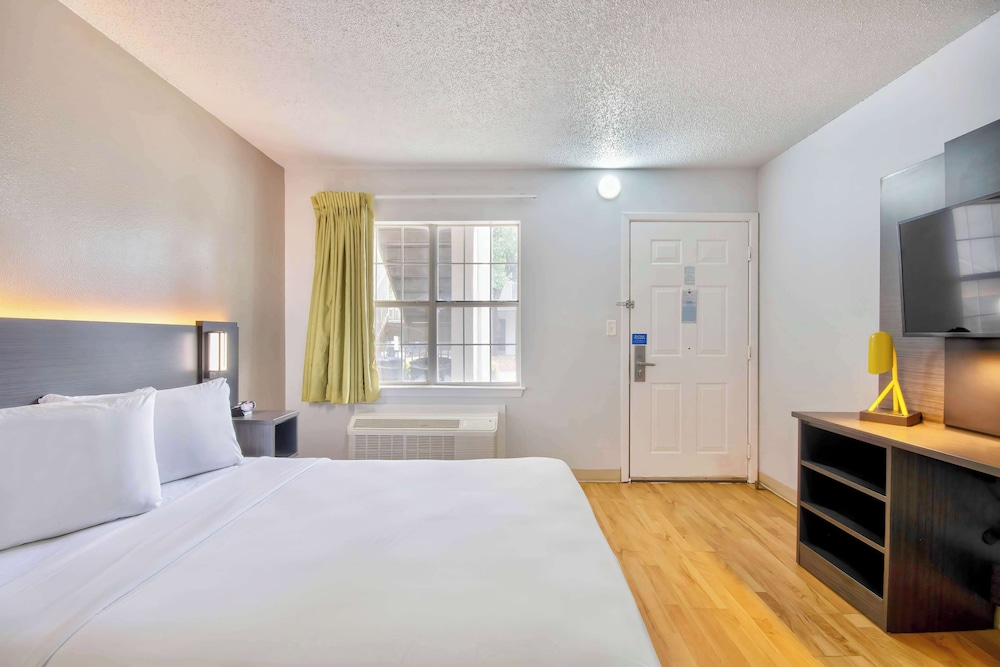 Standard Room, 1 Queen Bed, Non Smoking - Photo 3