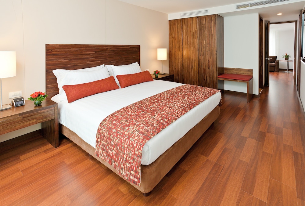Deluxe Room, 1 King Bed photo 3