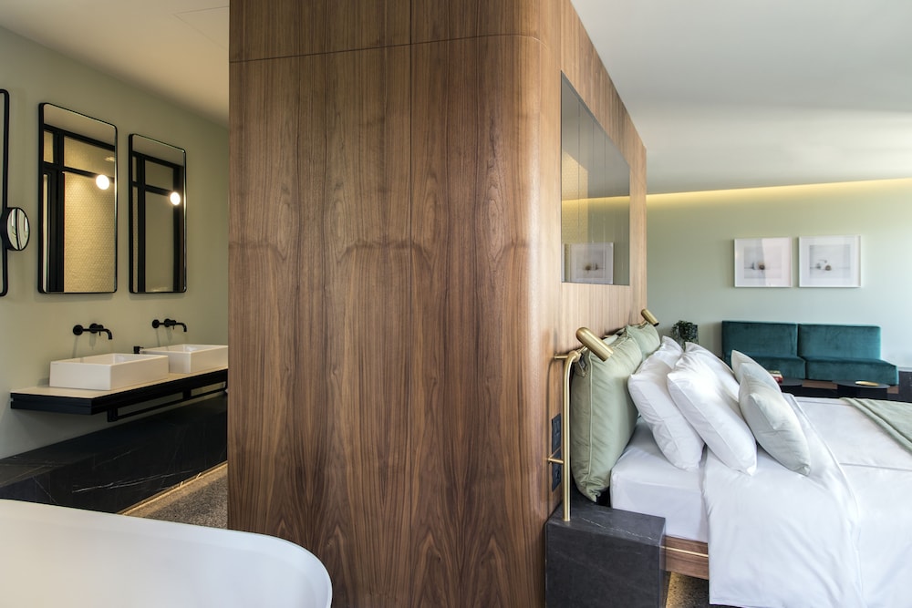 Deluxe Room (Perianth, Acropolis View) photo 2
