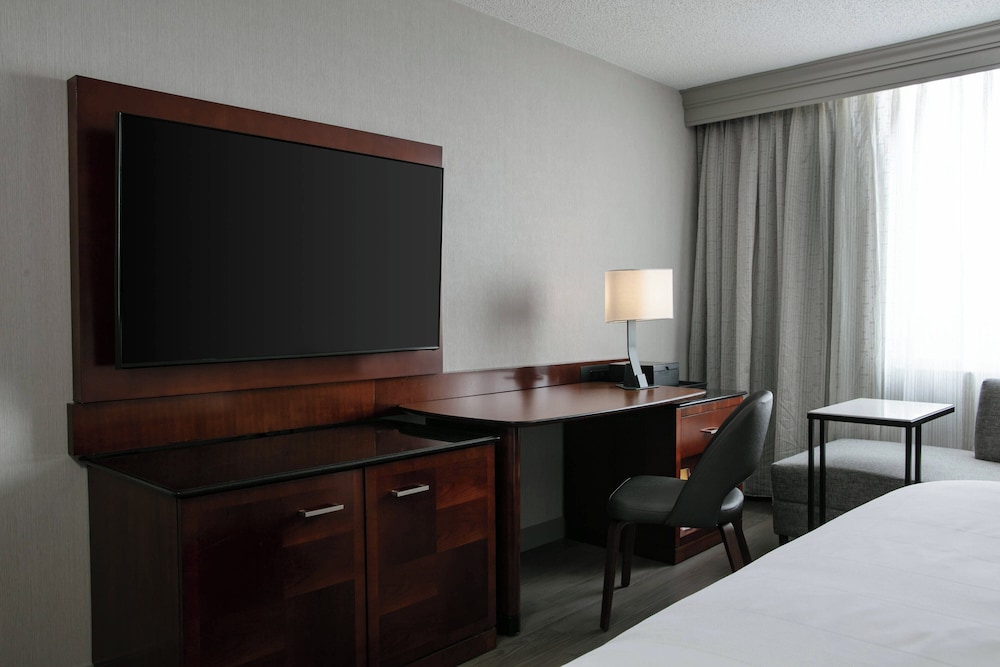 Room, 1 King Bed (Mobility Accessible, Tub) - Photo 3
