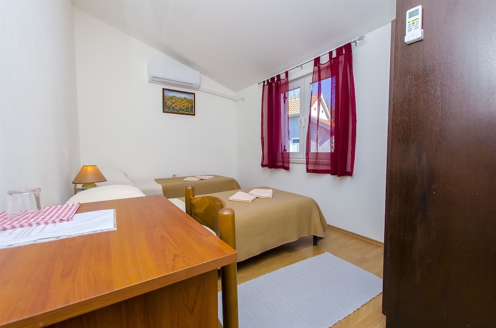 Room (S1) photo 3