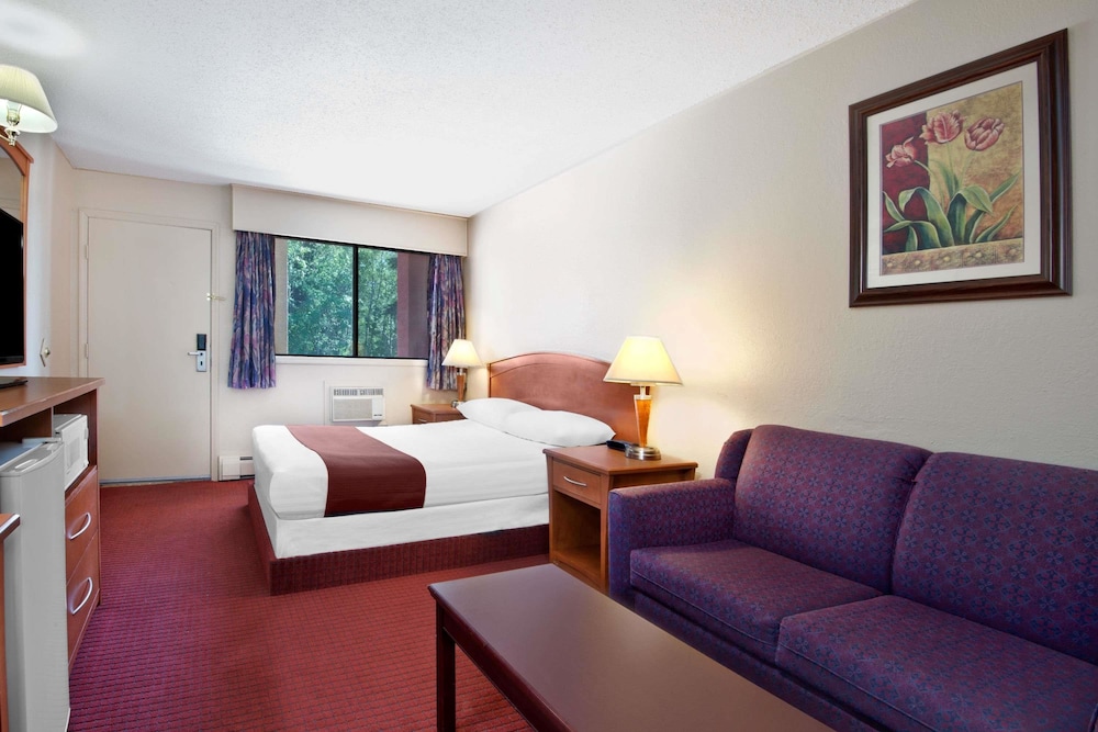 Standard Room, 1 Queen Bed, Refrigerator, Non Smoking photo 1