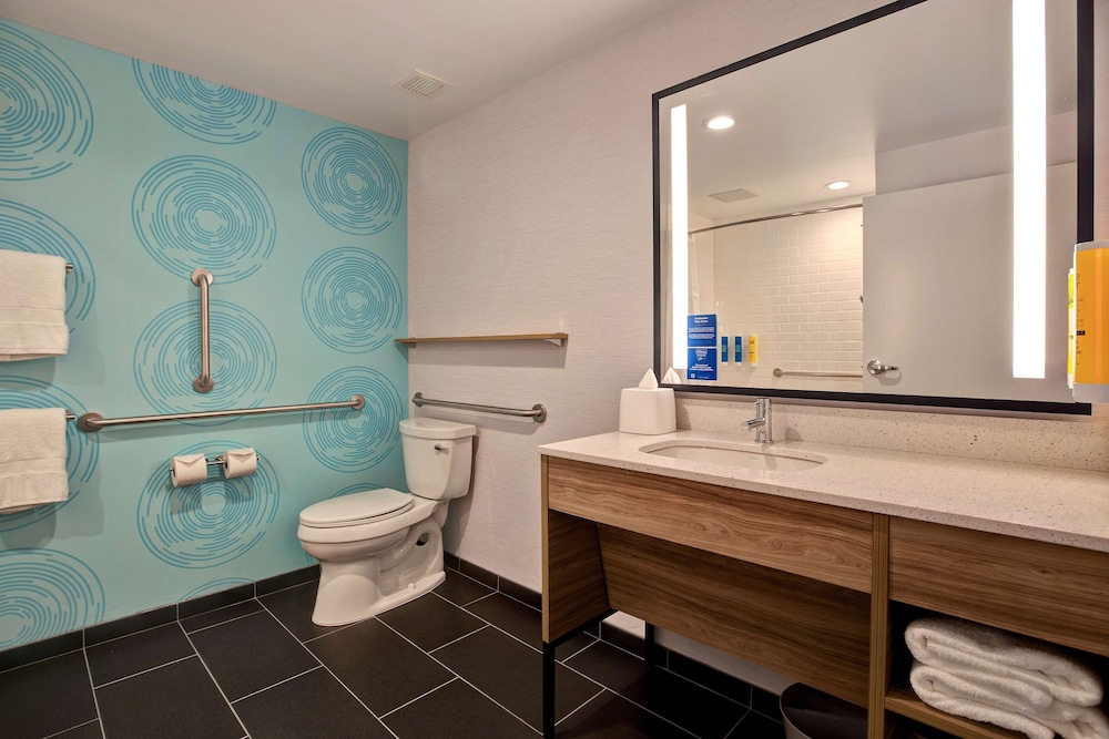 Room, 1 King Bed, Accessible, Bathtub (Mobility & Hearing) - Photo 4