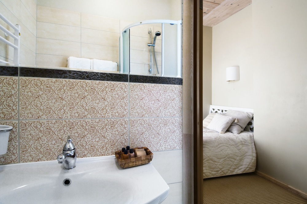 Basic Double Room, 1 Double Bed, Private Bathroom, Golf View photo 3