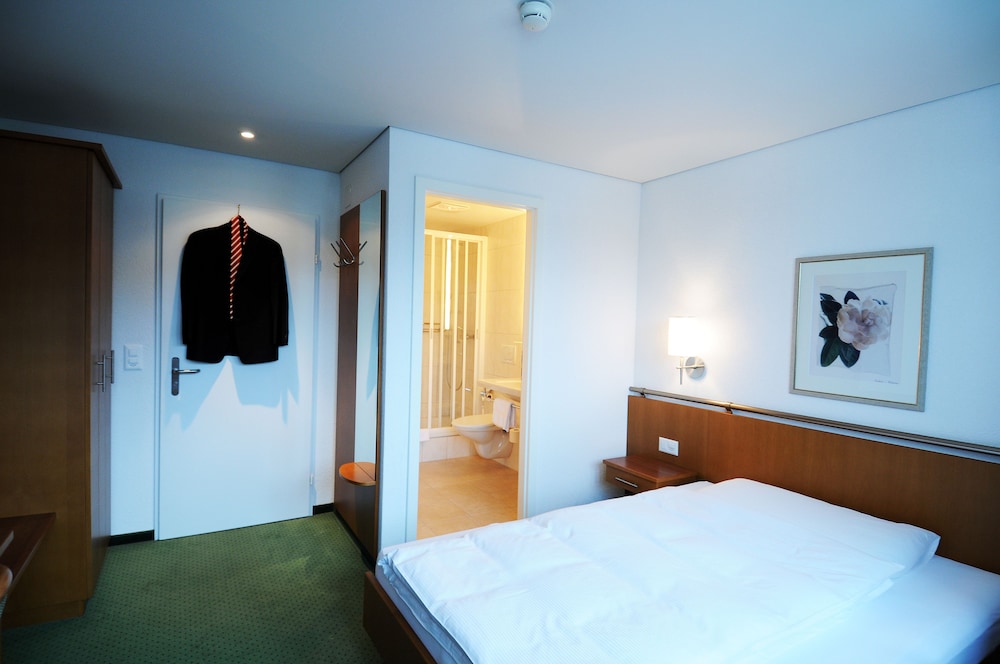 Basic Double Room, 1 Double Bed photo 3