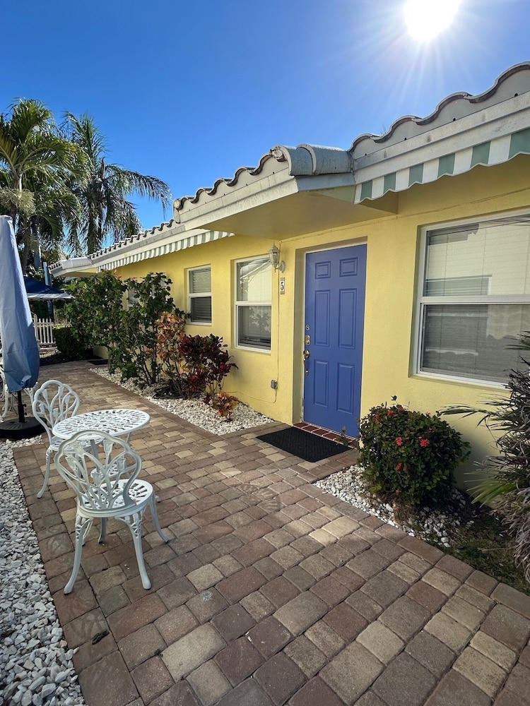 Deluxe Studio, 1 Queen Bed with Sofa bed, Resort View, Beachfront