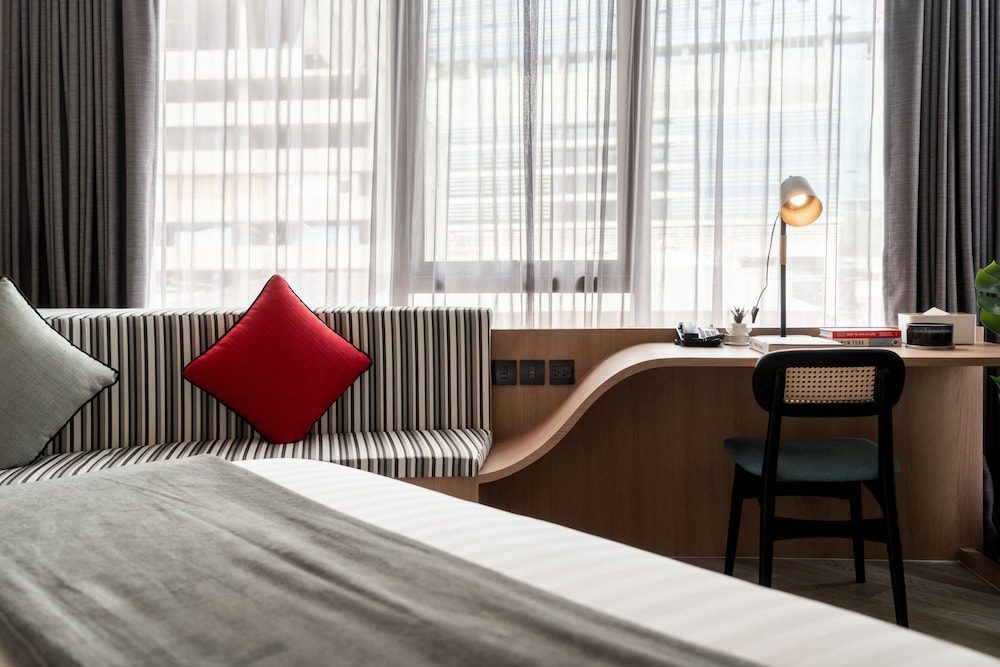 Premier Room, 1 King Bed, Non Smoking, City View photo 3