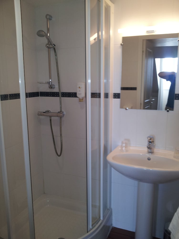 Double Room with Shower, Harbour View - Photo 10