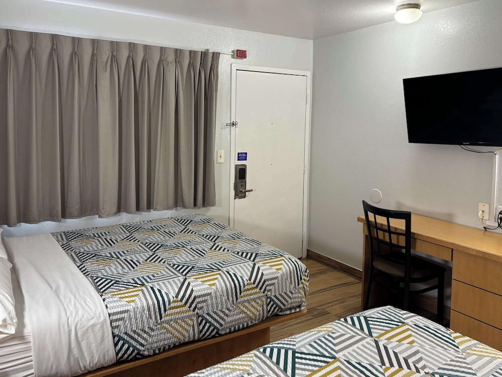 Deluxe Room, 2 Double Beds, Non Smoking, Refrigerator & Microwave - Photo 4