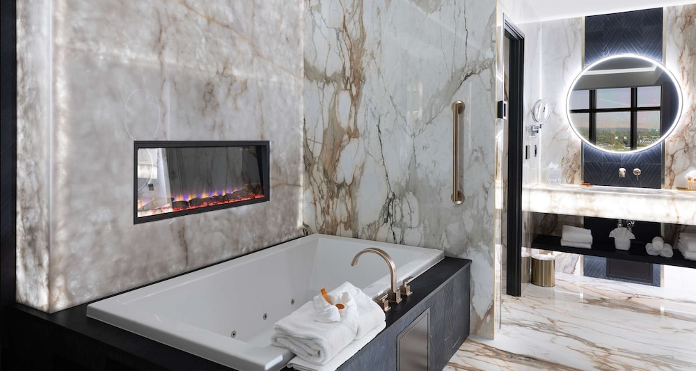 Penthouse Suite, 1 King Bed, Smoking, Jetted Tub (Separate Living Room) - Photo 4