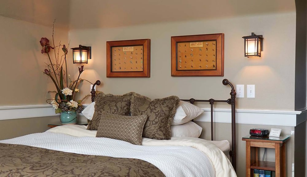 Lodge Room 7