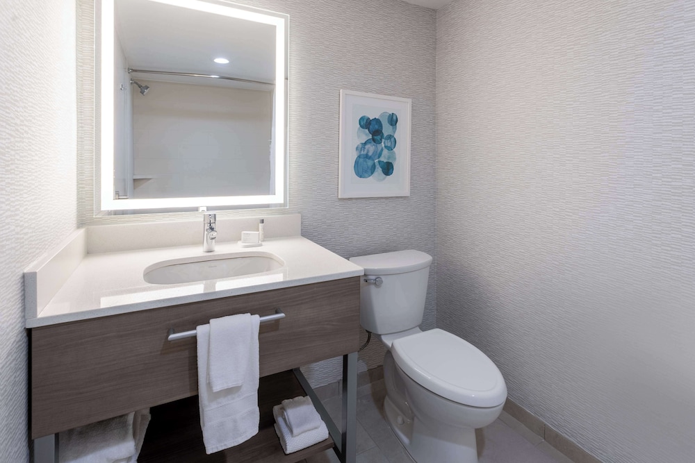 Suite, 1 Queen Bed, Accessible, Non Smoking - Photo 4